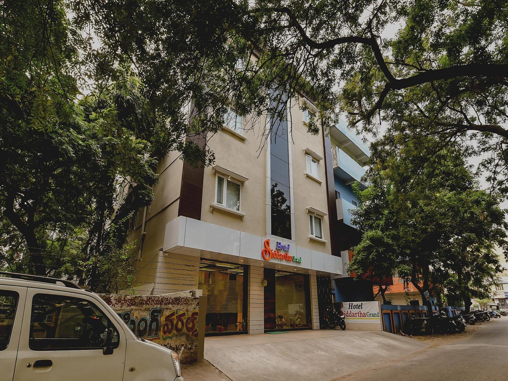 Hotel Super Capital O Siddartha Grand Vijayawāda Exterior foto