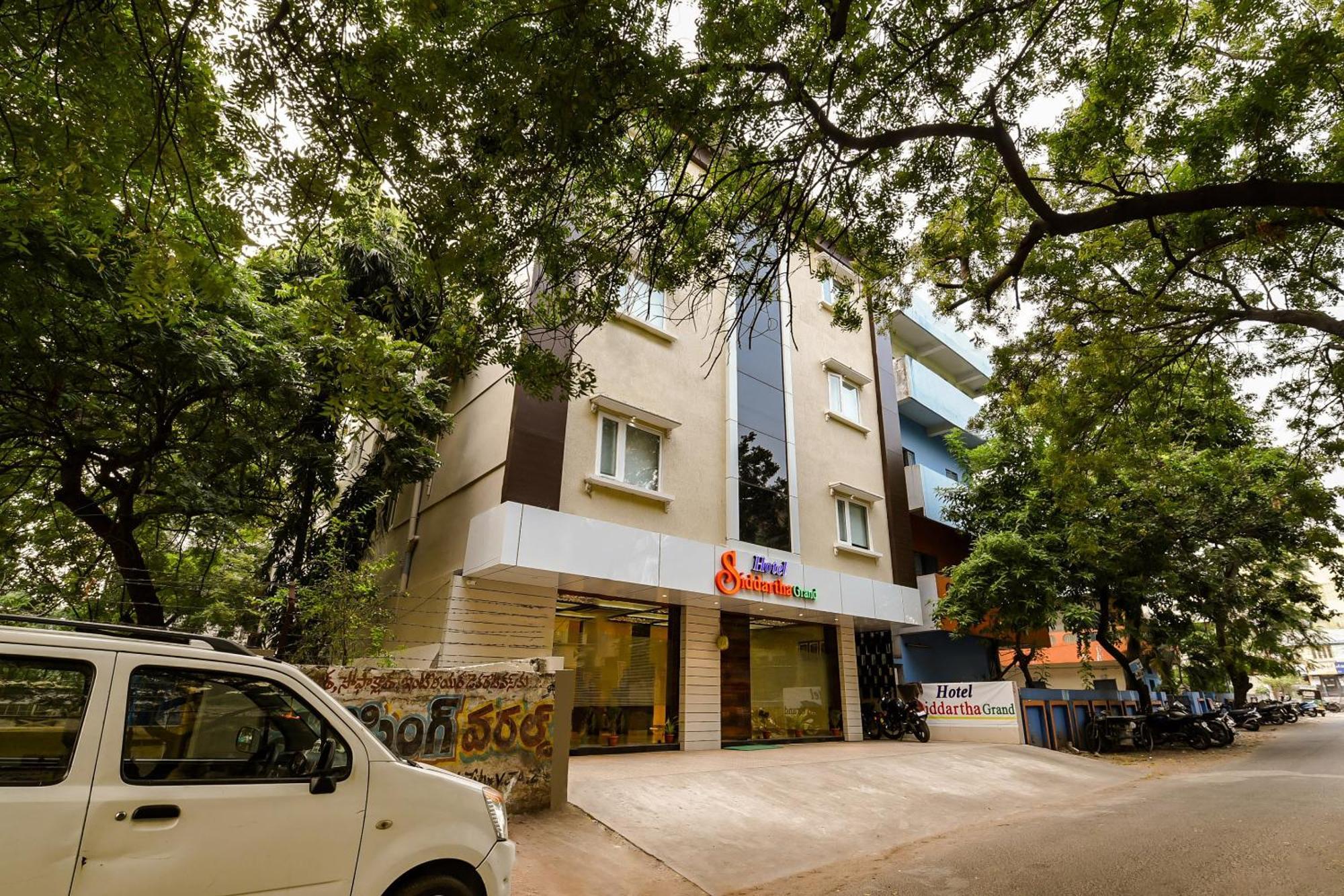 Hotel Super Capital O Siddartha Grand Vijayawāda Exterior foto