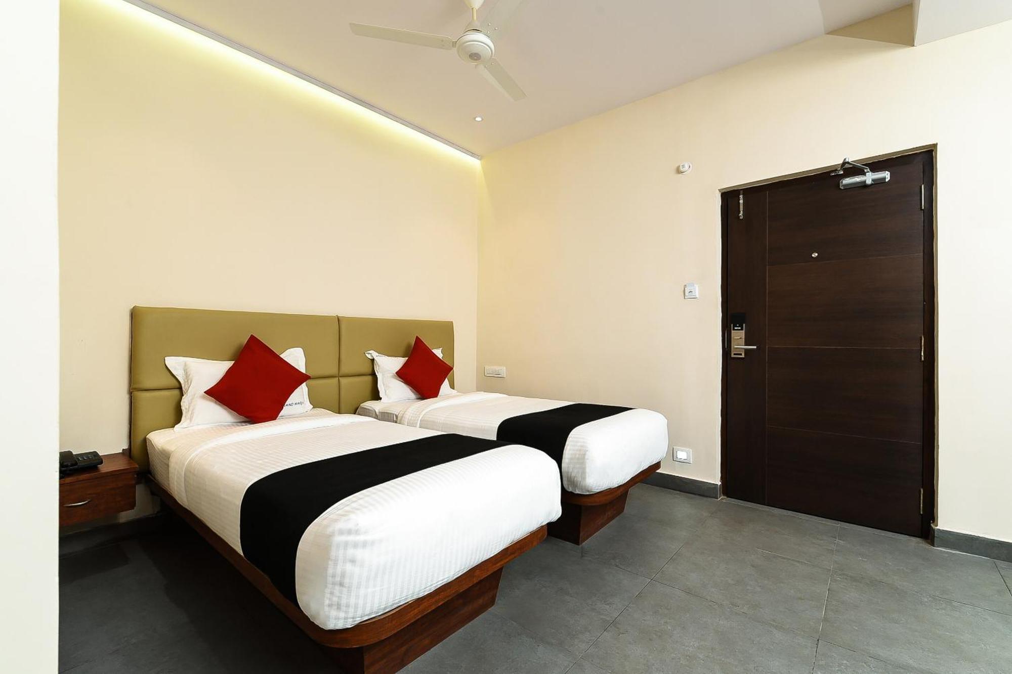 Hotel Super Capital O Siddartha Grand Vijayawāda Exterior foto
